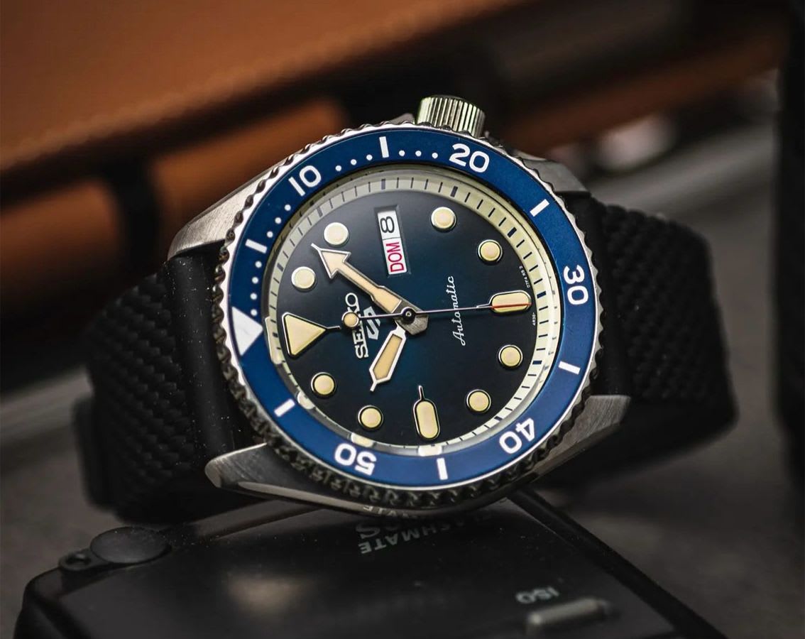 Seiko  5 Sports Automatic watch view 3