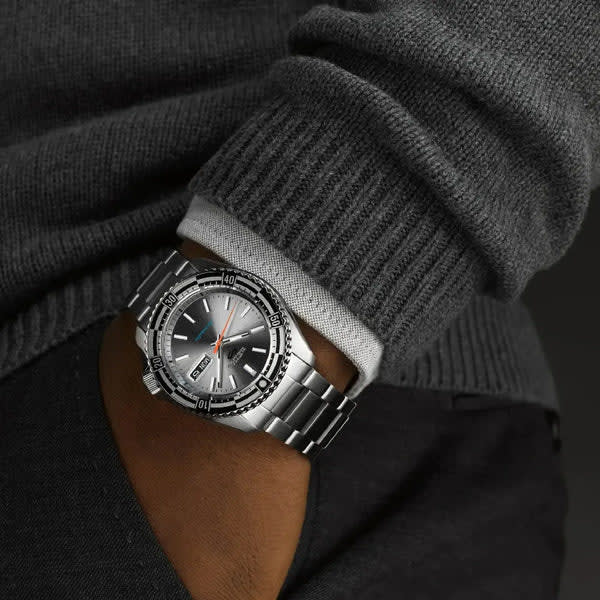 Seiko 5 Sports New Rally Diver Retro watch view 3