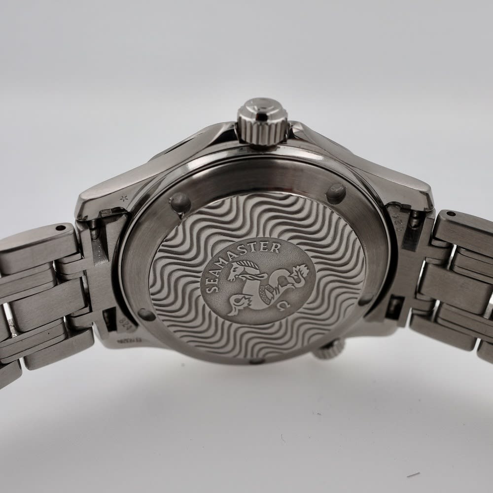 Omega  Seamaster Professional Diver 300m view 4